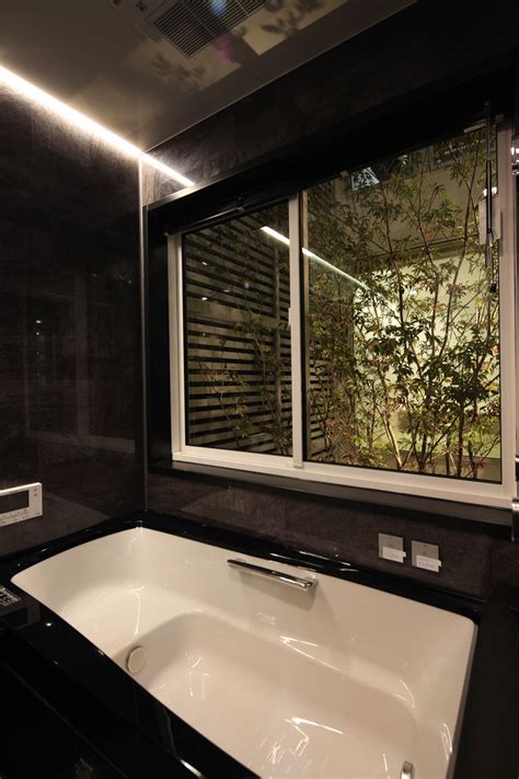 お風呂から中庭のアオダモを眺める | 住宅, 建築, 建築家