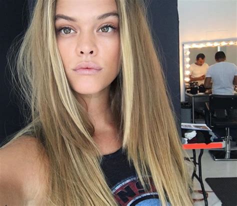 La Modella Nina Agdal Completamente Nuda Davanti Allo Specchio La Foto è Da Infarto [gallery]