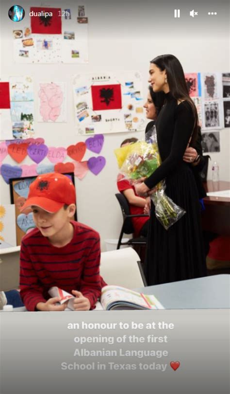 Hapet shkolla e parë në gjuhën shqipe në Teksas Dua Lipa mes fëmijëve