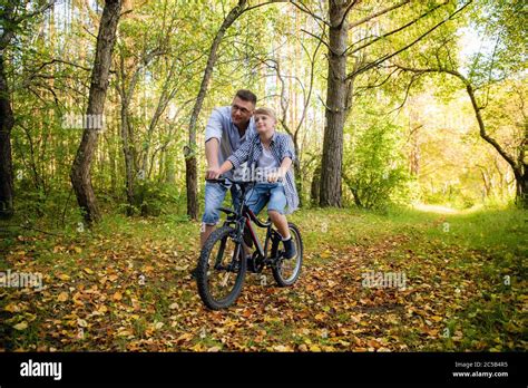 El padre enseña a su hijo a montar en bicicleta Fotografía de stock Alamy