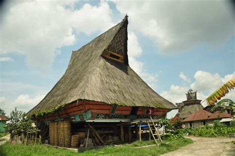 Rumah ini menjadi simbol keberadaan masyarakat batak yang tinggal di kawasan tersebut. Rumah Adat Batak Karo