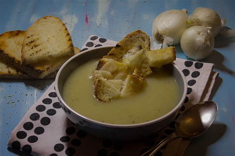 La vellutata di patata e porri è un vero e proprio comfort food, perfetto per le serate più fredde: Vellutata di cipolle e patate - Fidelity Cucina