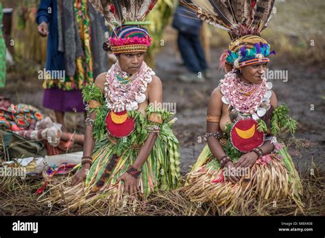 two women in tratiditional costume shell necklace and feathers headdress mount hagen cultural