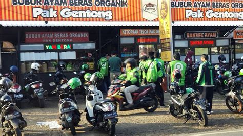 Warungnya tak bernama, tapi pembeli menyebutnya dengan nama bubur kini, kedai ini sudah bertahan lebih dari 15 tahun. Bubur Ayam di antri gojek - YouTube