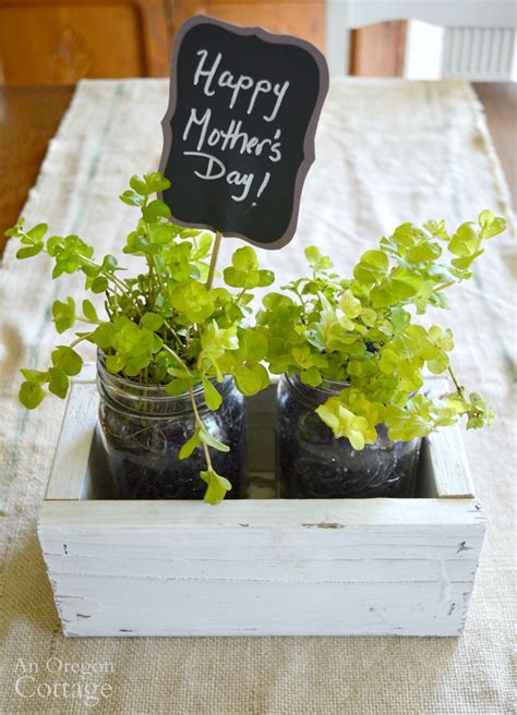 Do you have a gift picked out for your mom? DIY Gift: Reclaimed Wood Box + Mason Jar Planters | An ...