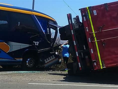 Accidente Fatal Un Muerto Y Ocho Heridos Dejó El Choque De Un Bus Con Un Camión