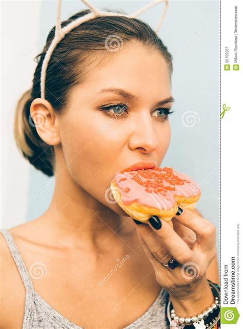 Brunette Lady Eat Sweet Heart Shaped Donut Stock Image Image Of Dessert Cake 96729237