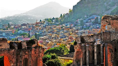 Sic definition, to attack (used especially in commanding a dog): Southern Italy and Sicily | HappyTours