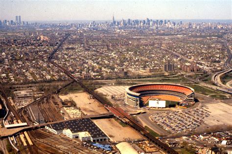 Shea Stadium with Manhattan in background 1981 | Shea stadium, Stadium, New york stadium