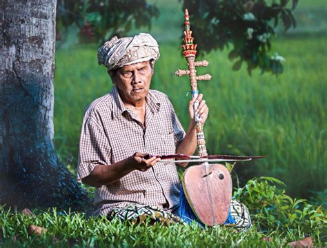 Santu adalah alat musik berbentuk tabung yang kamu bisa mainkan dengan cara dipetik. Alat Musik Harmonis, Pengertian dan Contohnya - Indonesia Pintar