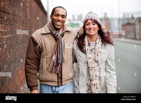 Interracial Paar schwarzer Mann und weiße Frau einher VOLL MODELL VERÖFFENTLICHT