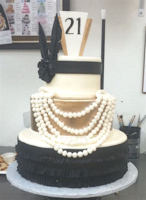 Gatsby glamour doesn't have to just live on the big screen. Gatsby Inspired Wedding Cake