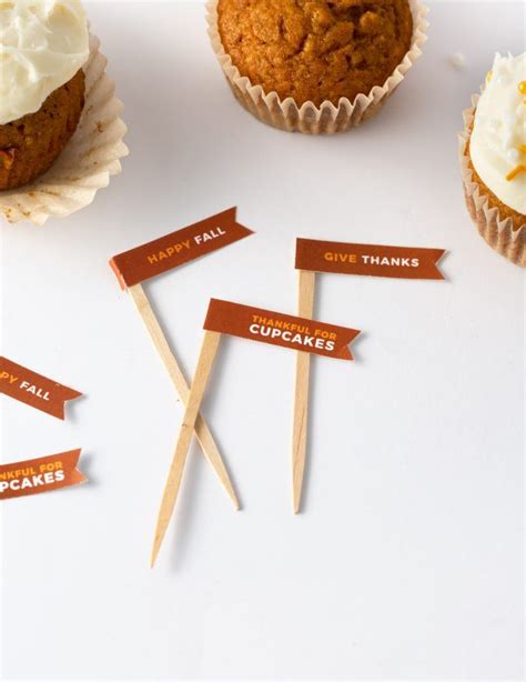 Thanksgiving cupcakes are an adorable addition to your holiday dessert table. Thanksgiving Cupcake Toppers ...FREE printable ...