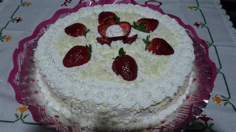 Bolo branco e de chocolate recheado com creme e cerejas, coberto com raspas de chocolate branco e chocolate ao leite. THATY BOLOS E CHOCOLATES: Bolo Mousse de Chocolate Branco ...