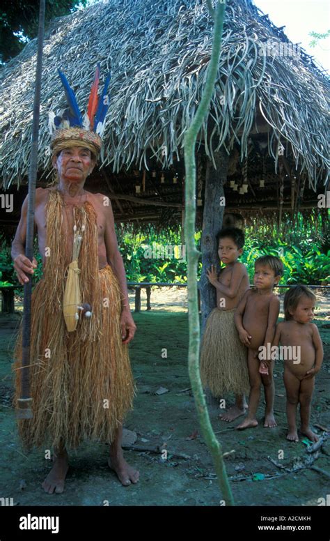El Jefe De Una Tribu Yagua Indios Que Viven Cerca De Iquitos Con Niños