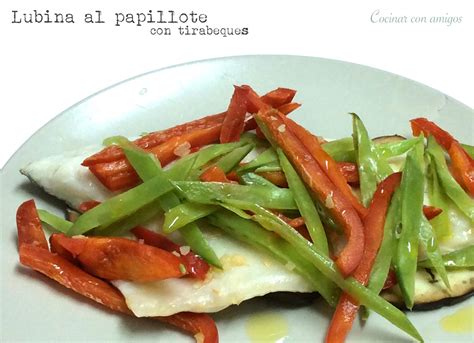 Salmón a las finas hierbas en papillote con gotas de aceite de oliva. Lubina al papillote con tirabeques | Cocinar con amigos