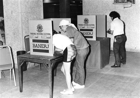 Festa Da Democracia Imagens Mostram Eleitores Votando Desde Os Anos 30