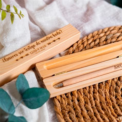 Bolígrafo y caja de madera personalizados para testigo de boda