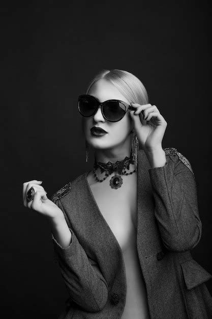Premium Photo Black And White Studio Portrait Of A Stylish Blond Woman Wears Sunglasses And