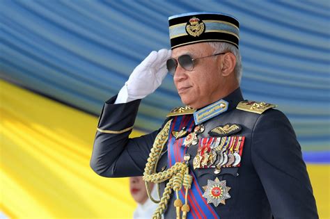 Panglima angkatan tentera (tulisan jawi: 'Apai Sarawak' kini terajui ATM | Komentar | Berita Harian