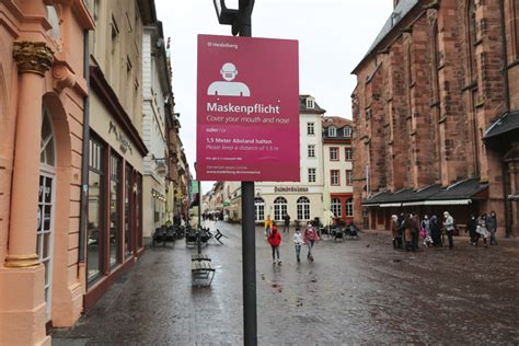 Wenn schon maske, dann mit stil. Maskenpflicht in Heidelberg: Schilder in der Hauptstraße ...