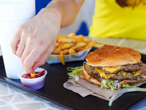 Fast foods create a much higher risk of heart disease because of the high level of saturated or trans fats found in much of the food. Flavanones counter the damage of a fast food binge - Easy ...