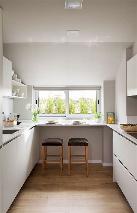 • cocinas blancas minimalistas modernas sin tiradores con encimera de silestone blanco zeus. Cocinas pequeñas: claves para distribuirlas en U