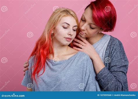 Deux Filles Lesbiennes Doucement Embrassent Et Se Caressent Sur Un Fond Rose Photo Stock