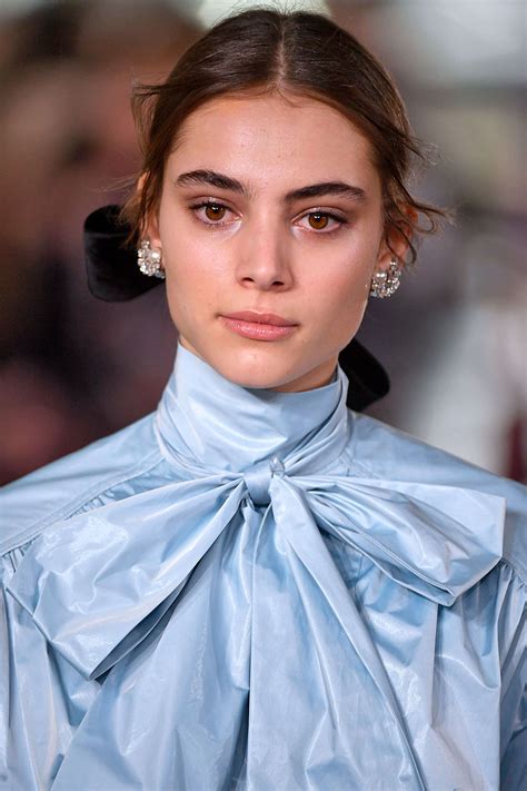 Our guide includes an option for everybody, a short wavy kpop undercut, a medium messy perm, long curly bangs with a middle part and many other. Reinventing a Classic: 5 New Ways to Rock the 70s Middle Part