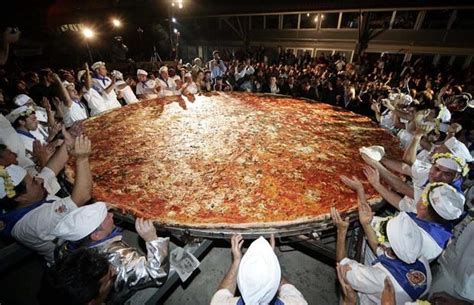 The Worlds Biggest Pizza In Italy Measuring 5m And 19cm In Diameter
