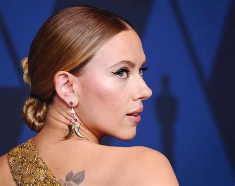 Scarlett Johansson Wore Hanut Earrings To The 2019 Ampas Governors