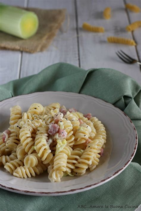 Non disperare, sale&pepe ha selezionato per te 10 primi piatti conquisteranno di certo i tuoi ospiti gli ziti spezzati con finferli al bacon: Pasta con porri e pancetta