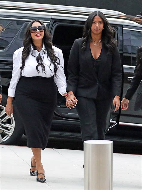 Vanessa Bryant Holds Daughter Natalias Hand As They Head Into Court