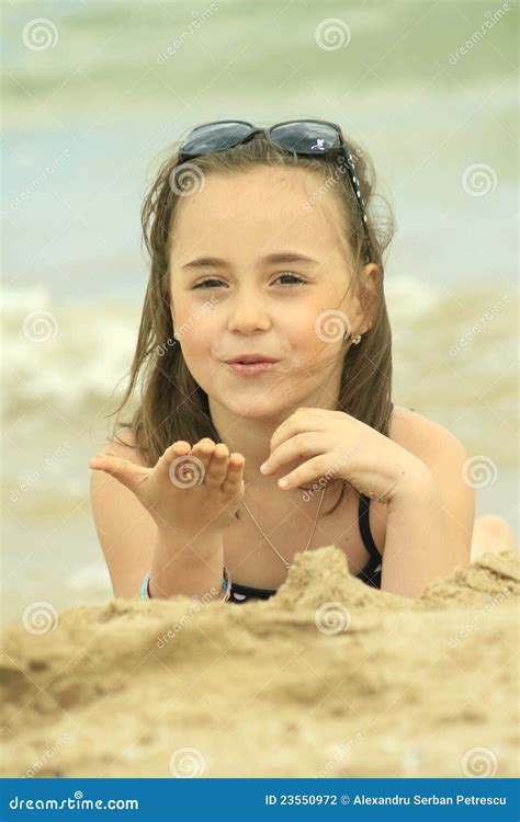 Gelukkig Meisje Op Het Strand Stock Foto Image Of Kijk Vakantie