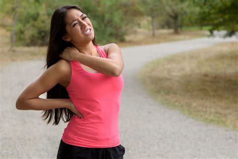 There are few single joint movements that target the upper/middle back muscles because these muscles are primarily targeted through movement of the shoulder joint, shoulder. How to Avoid Upper Back Pain When Running | Marathon ...
