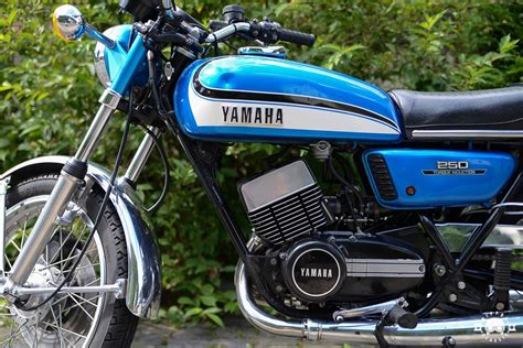 Yamaha rd 350 (yamaha rd350 1987 ) (yamaha rd350 1989 ) entre 1986 e 1994 nossas ruas e estradas eram tomadas pelo som agudo, quase ardido, da yamaha rd 350 lc. Yamaha RD Baureihe - 1973 revolutionär, heute Klassiker