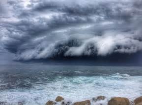 Sydney Weather Sees Shelf Cloud Roll Across The Sky Bringing Rain And Strong Winds Daily Mail