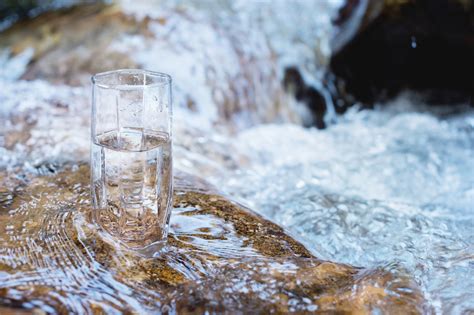 Woda alkaliczna - co zawiera i jakie ma właściwości? Czym jest woda ...