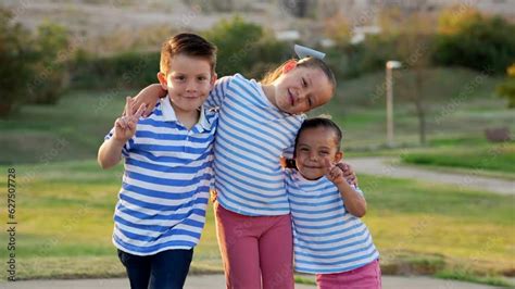 Tres Niños Hermanos Amigos Primos Latinos Sonriendo Felices En El