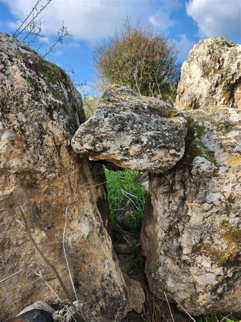 Rocks Stuck Formation Stock Photos Free And Royalty Free Stock Photos