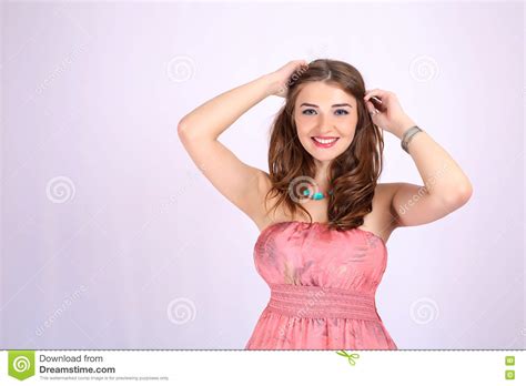 Młoda Piękna Kobieta Z Wielkimi Piersiami I Zdrowym Włosy Zdjęcie Stock Obraz Złożonej Z