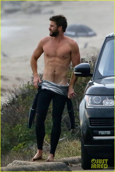 Photo Liam Hemsworth Bares His Ripped Abs While Stripping Out Of Wetsuit Photo
