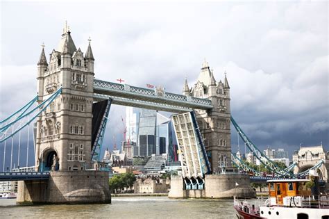 Londons Tower Bridge Gets Stuck Open For 2nd Time In A Year The