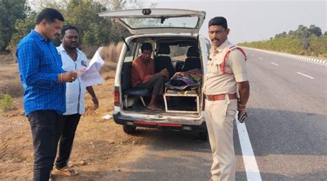 Andhra Pradesh Police Extend Helping Hand To Odisha Man Carrying Wifes Corpse On Shoulder