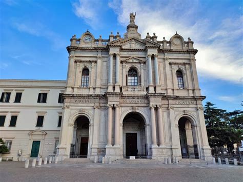 Pompei Facciata Del Santuario Della Beata Vergine Del Rosario Stock