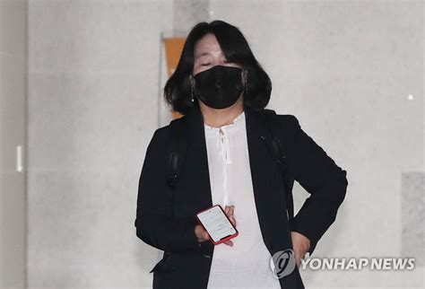 특히 손씨 사망 최초 신고자가 윤미향 의원 보좌진으로 뒤늦게 알려지면서 논란이 더 커지고 있다. 윤미향 "檢, 길원옥 삶을 치매로 부정"…영상 올렸다 삭제 | 연합 ...