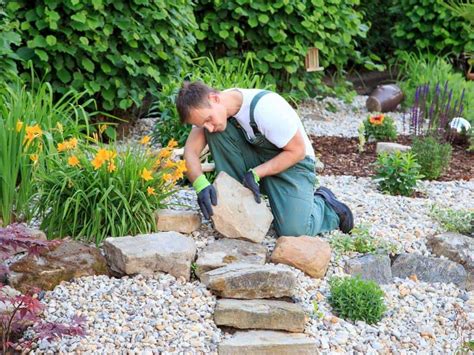 Pourquoi avoir recours à un jardinier paysagiste à domicile