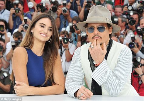 cannes 2011 penelope cruz and johnny depp at pirates of the caribbean premiere daily mail online