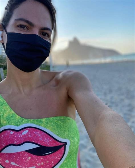 Carol Sampaio posa de máscara na praia depois de treinar corrida Que saudades que eu estava