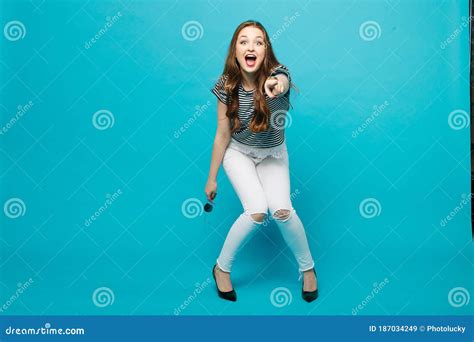 Fille à La Mode Dans La Pose Séduisante De Lunettes De Soleil Sur Le Fond Bleu Image Stock